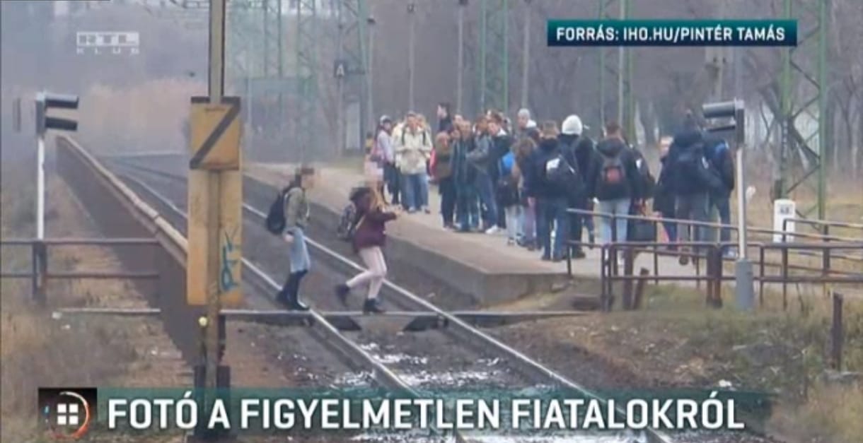 Piros volt a jelzés, dudált a vonat, mégis átmentek a síneken