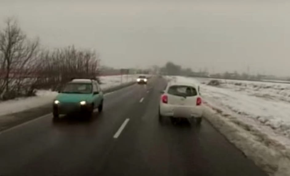 Szirénázó mentőautót tartott fel egy autós a 82-es főúton – videó