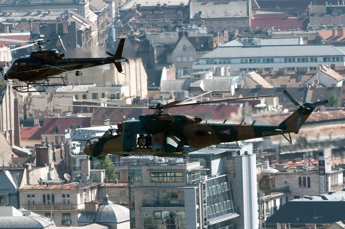 Fotók: harci helikopter a Duna felett