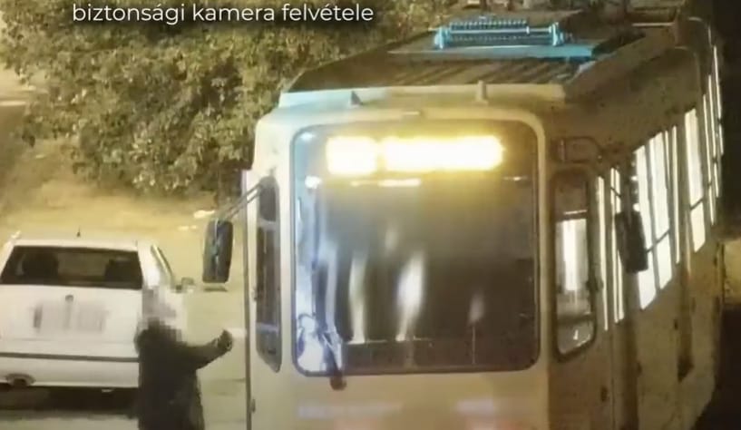 Vádat emeltek a férfi ellen, aki egymás kezét fogó nőket fenyegetett késsel – videó