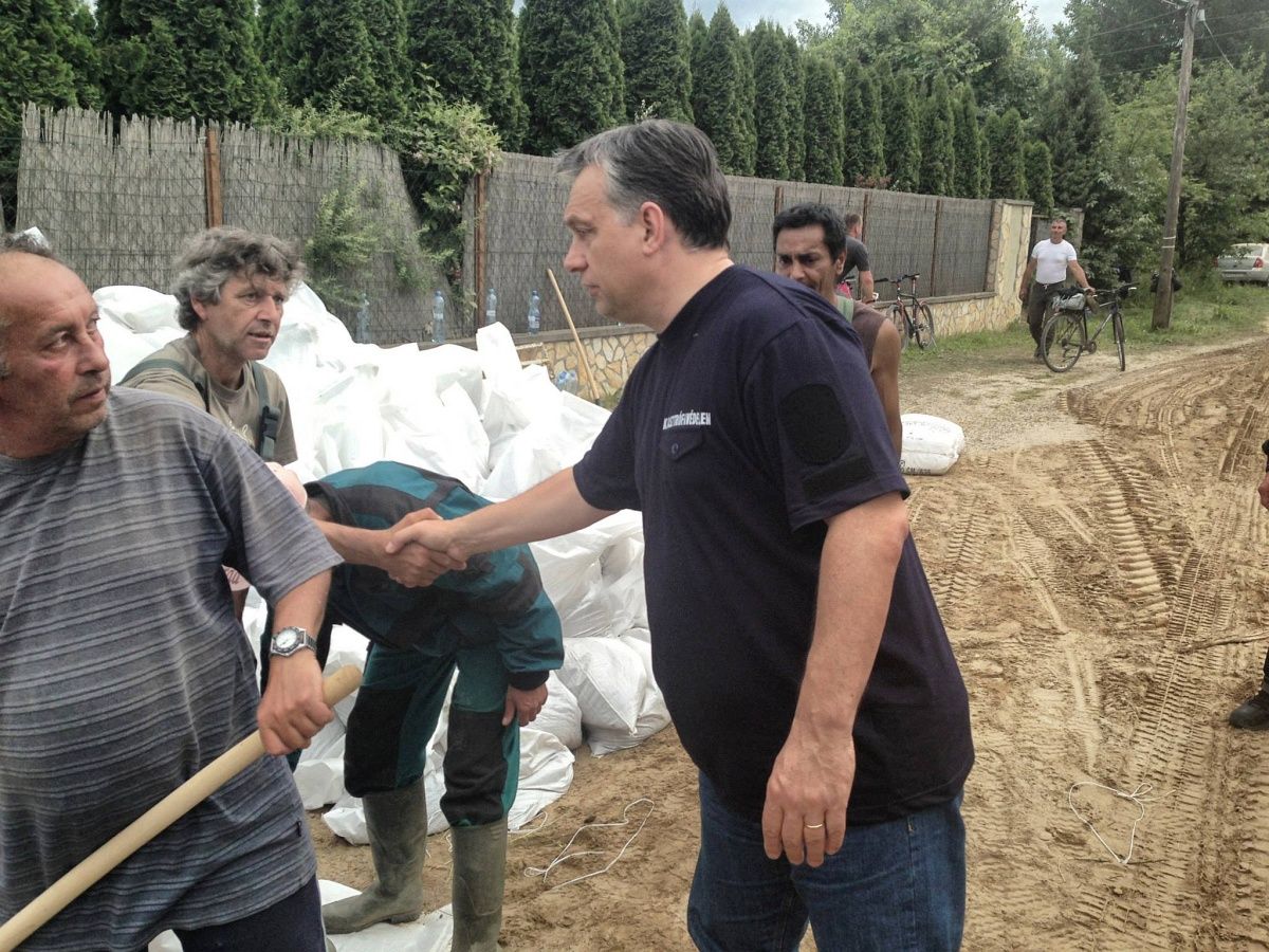 Fotók: Orbán most Pilismaróton fogott kezet az önkéntesekkel