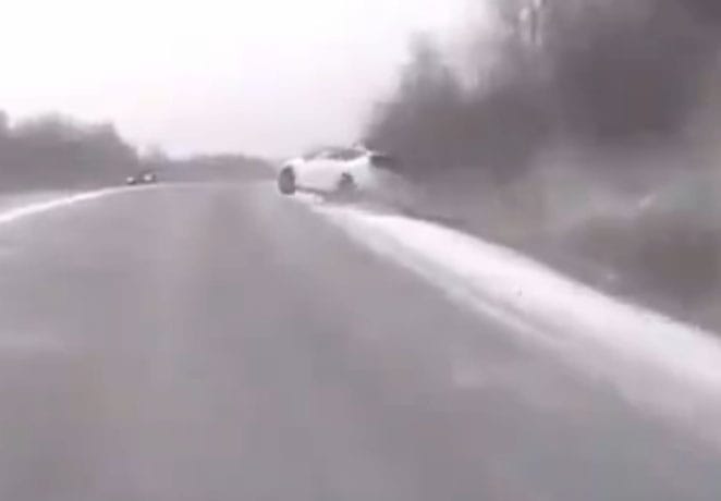 Ilyen, amikor mázlija van a havas úton száguldozó autósnak - videó