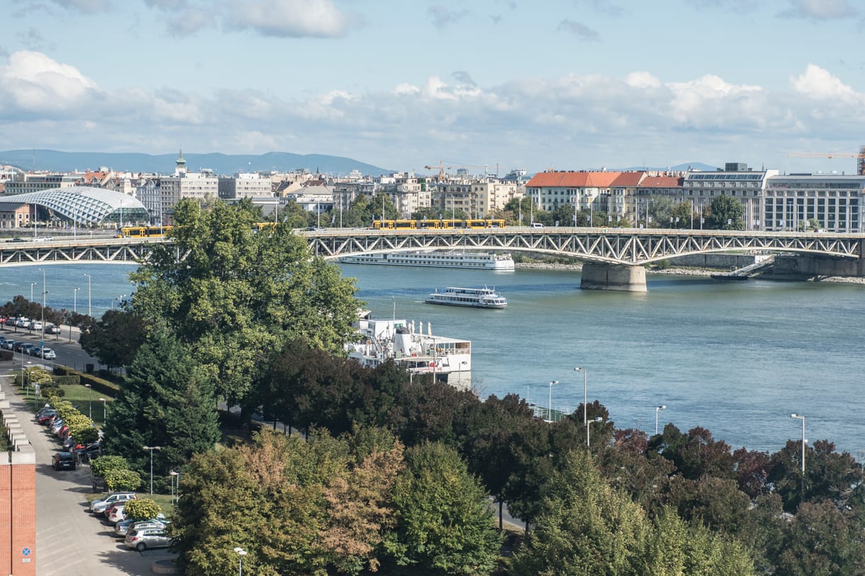 Viccből ugrott a Dunába egy férfi vasárnap a Petőfi hídról