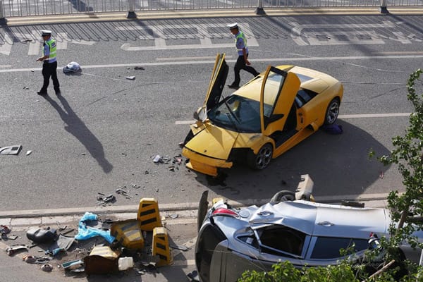 Rommá tört a Lamborghini, meghalt egy robogós - fotók