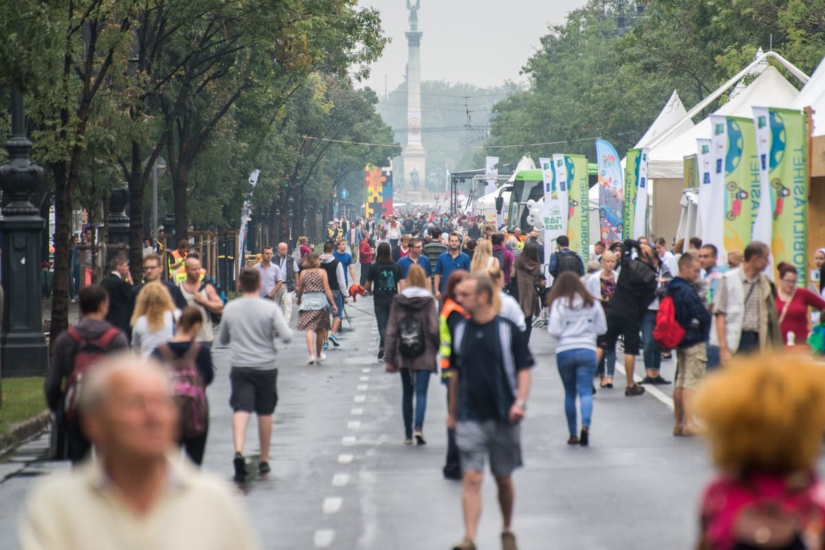 Péntektől hétfőig tényleg csak mutatóban lesznek járművek az Andrássy úton