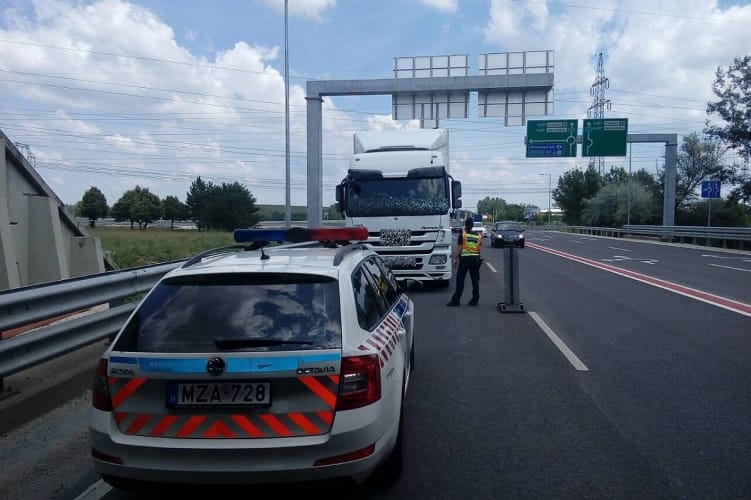 Füstölt egy kamion kereke az M1-esen – még időben léptek a rendőrök