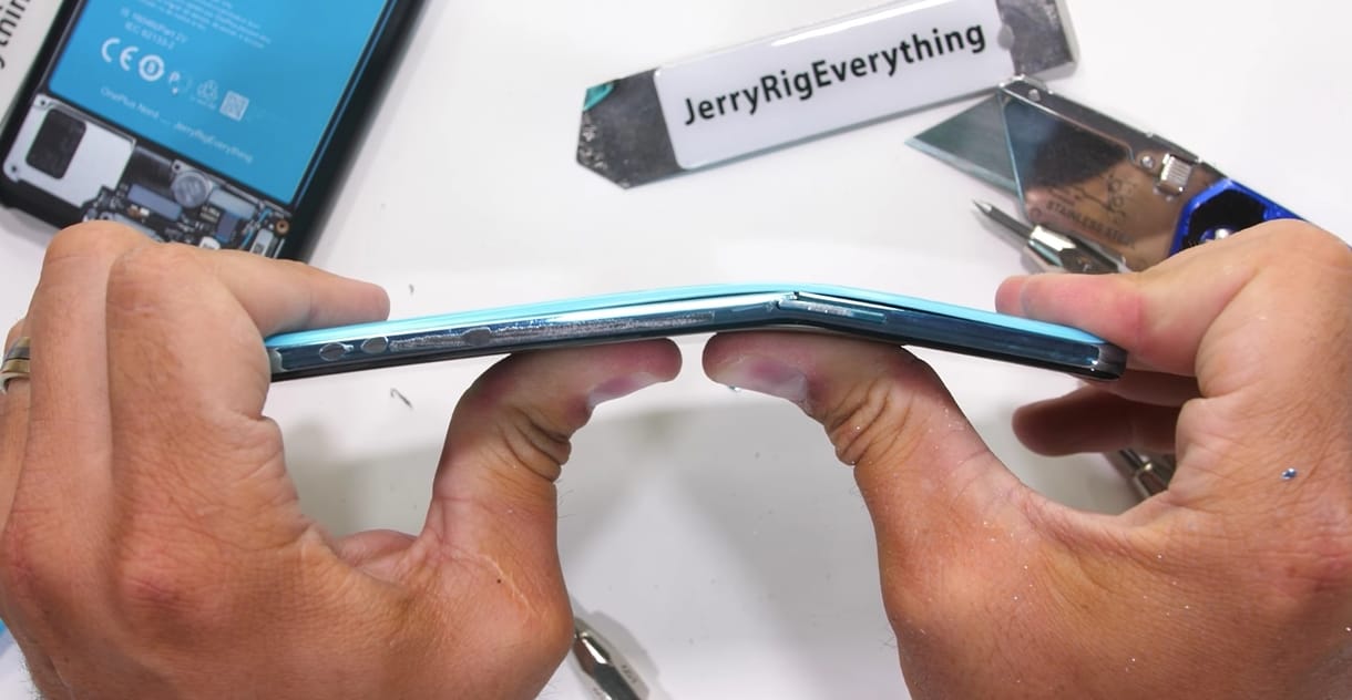 Videó: meglepően könnyen törik a OnePlus új telefonja, a OnePlus Nord