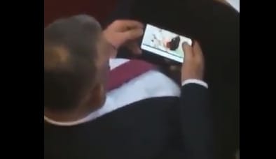 Lemondott a szerb képviselő, aki pornót nézett a parlamenti ülés alatt