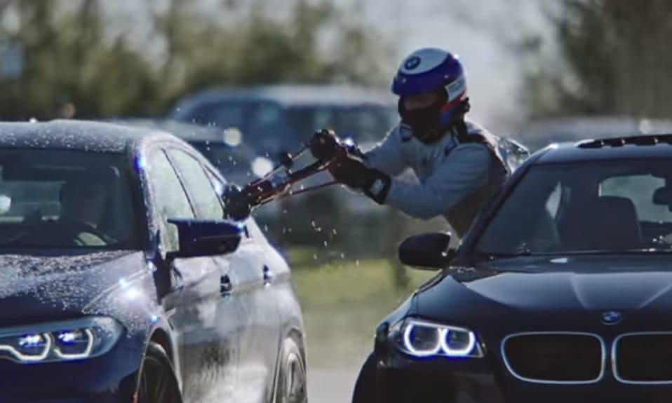 Sodródás közben tankolták meg a 8 órán át driftelő új BMW M5-öst – videó