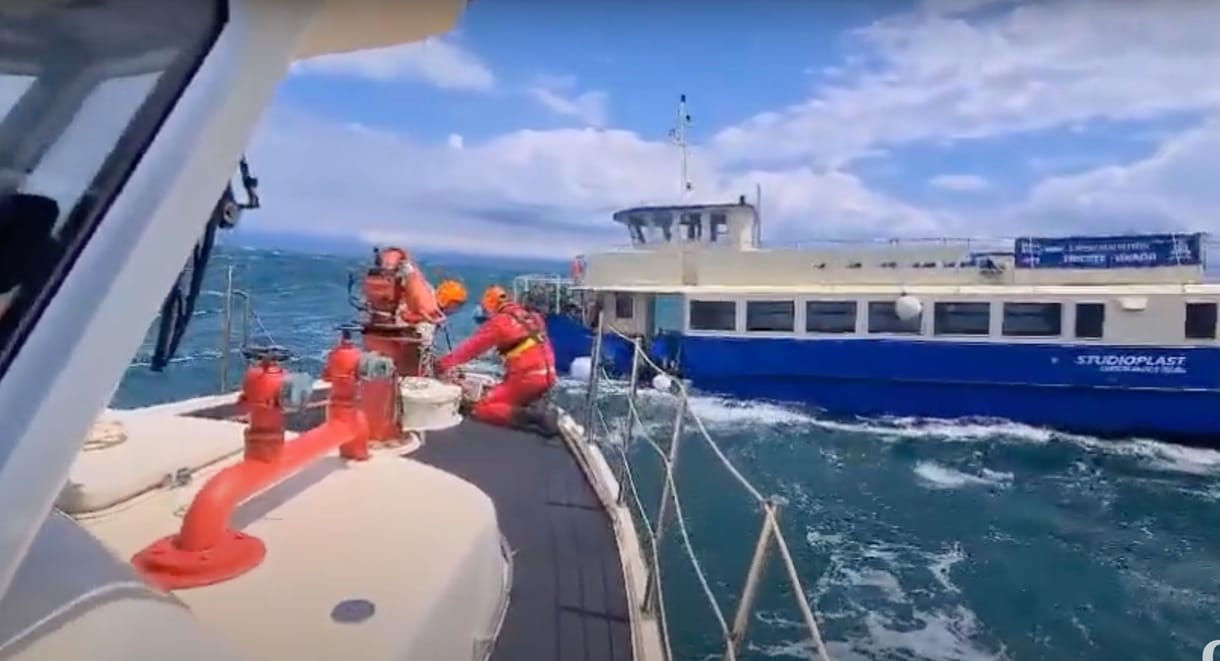 Léket kapott és süllyedni kezdett egy hajó a magyarok kedvelt olasz üdülőhelyénél, 76 utast menekítettek ki