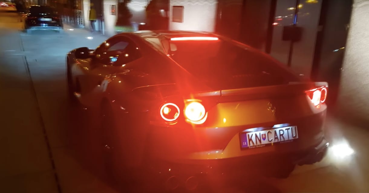 Videó: így vette birtokba 800 lóerős új Ferrariját a budapesti milliárdos