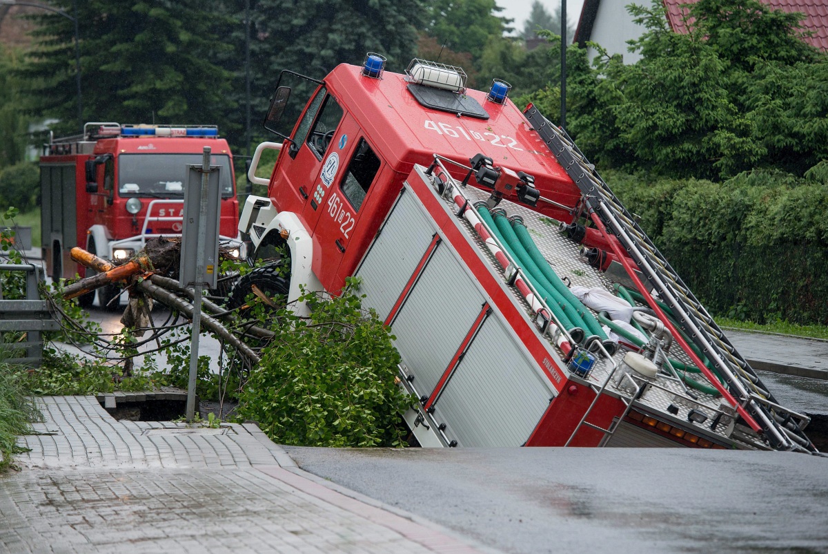 Tűzoltóautót nyelt el a beszakadt úttest – fotó