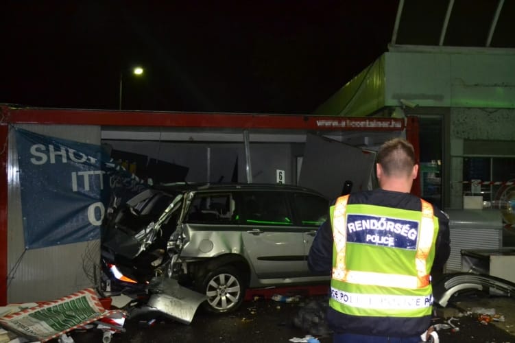 Benzinkút melletti konténerbe csapódott egy kocsi az M7-esen