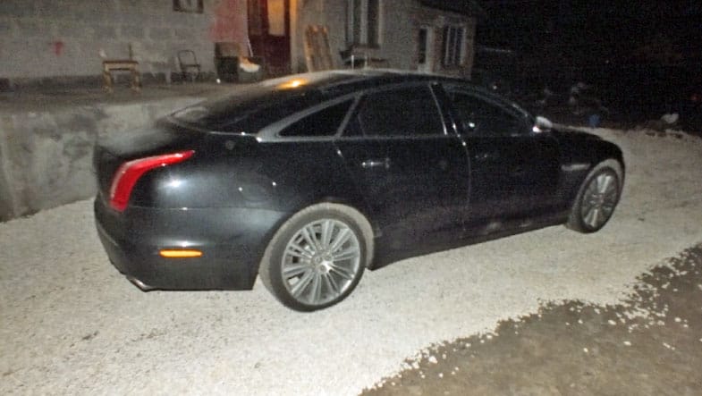 Nem bírta kihagyni egy férfi, hogy egy nyitott ajtós, járó motorú Jaguarba botlott Vácon