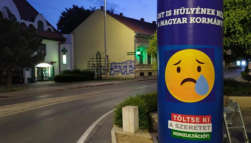 Pécsen a kormányzati plakát leragasztása a bíróság szerint falfirka, és börtön is járhat érte