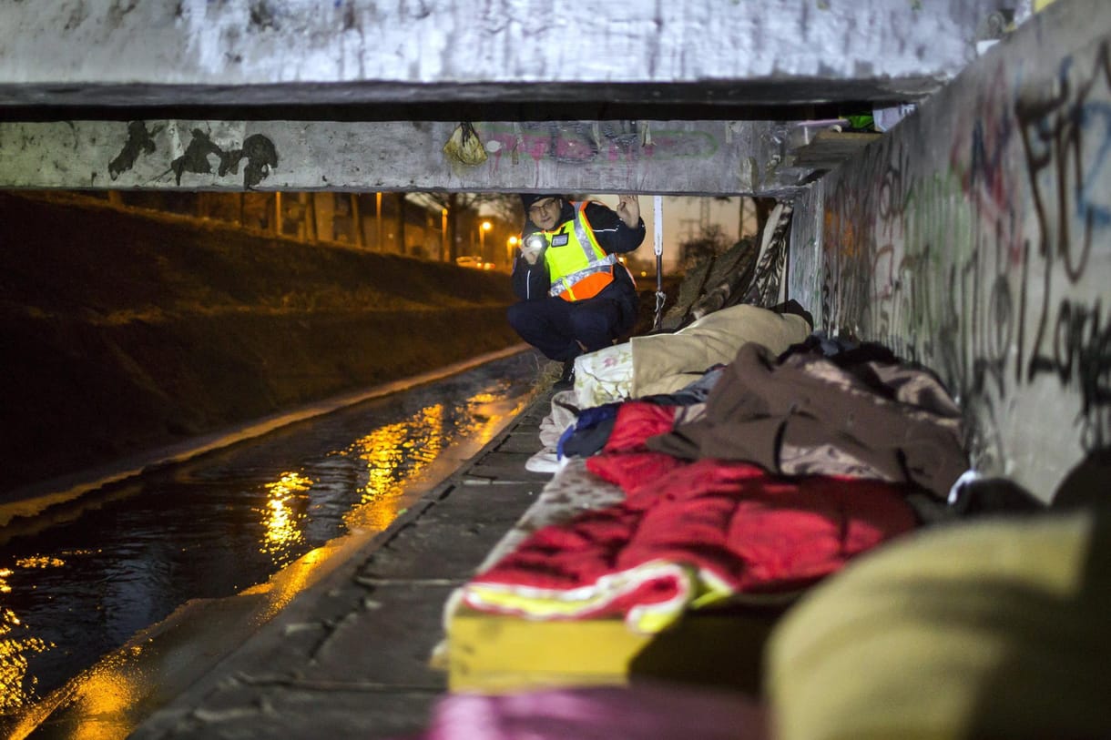 Polgárőrök is járják az utakat, segítenek a fagyoskodóknak
