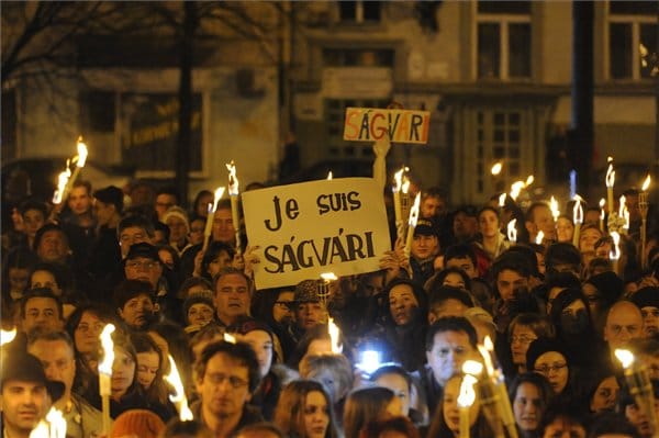 Fáklyás menettel tiltakoztak a Ságvári gimnázium névváltása ellen