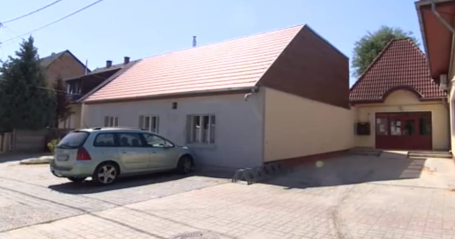 Illatgyertyával nyomják el a penészszagot egy gyömrői iskolában