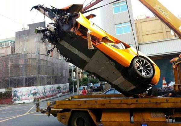Mi marad egy McLarenből, ha oszlopnak csapódik? – fotó