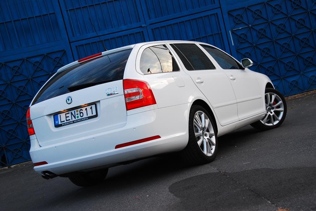Skoda Octavia RS teszt: amit a macsók is megbámulnak