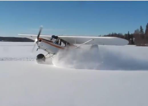 Akkor lássuk, hogyan kell repülővel driftelni – videó