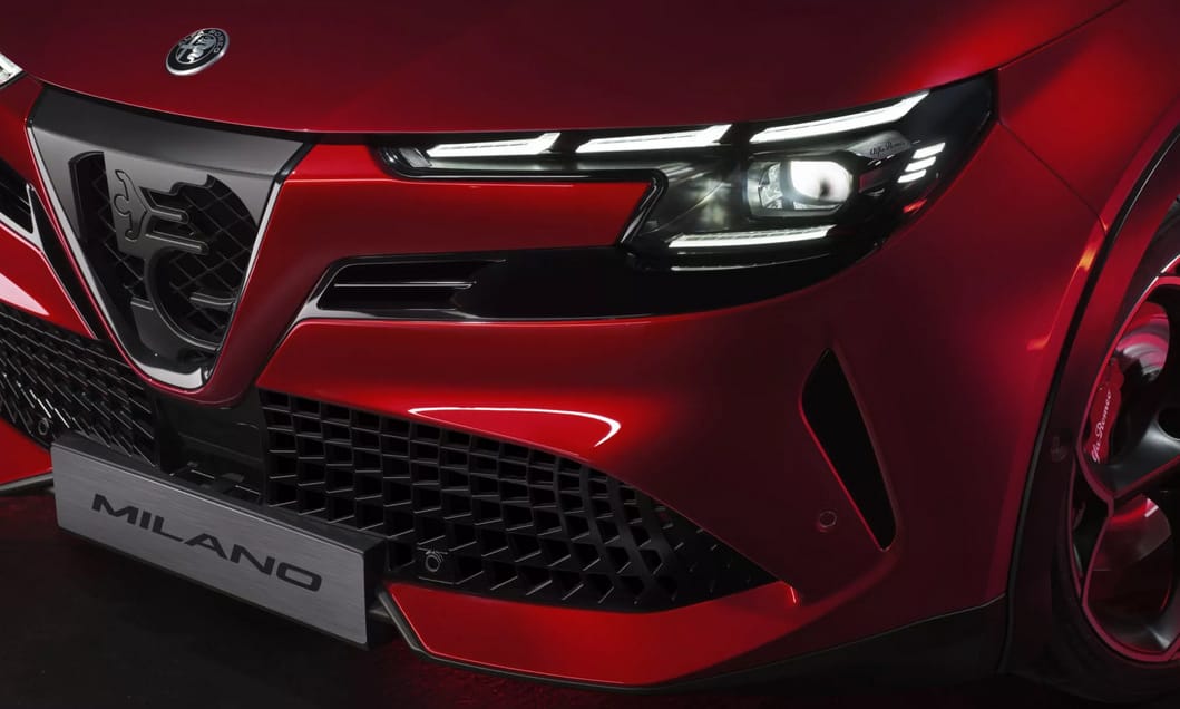 Olasz virtus: megérkezett az első elektromos Alfa Romeo, a Milano