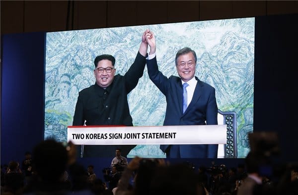 Hivatalosan is véget érhet a koreai háború és indulhat az atommentesítés