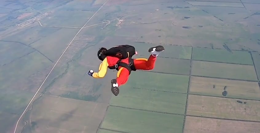 Csak az oktató lélekjelenlétén múlt, hogy nem lett tragikus vége egy ejtőernyős ugrásnak – videó