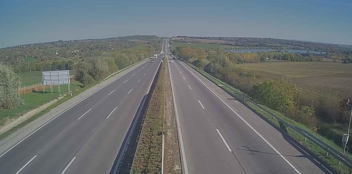 Baleset miatt egy időre megállították a forgalmat az M1-es autópályán, de már újra zavartalanul haladhat