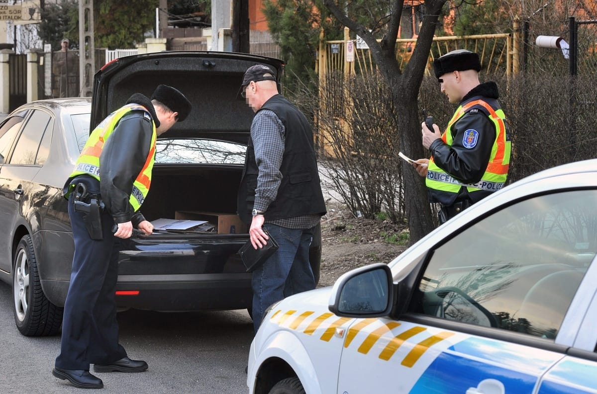 Gereblyét tartok az autóban - mit kobozhat el a rendőr?