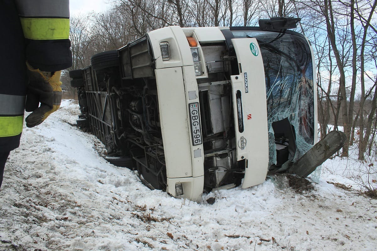 Menetrend szerinti busz borult fel a Bakonyban, többen sérültek