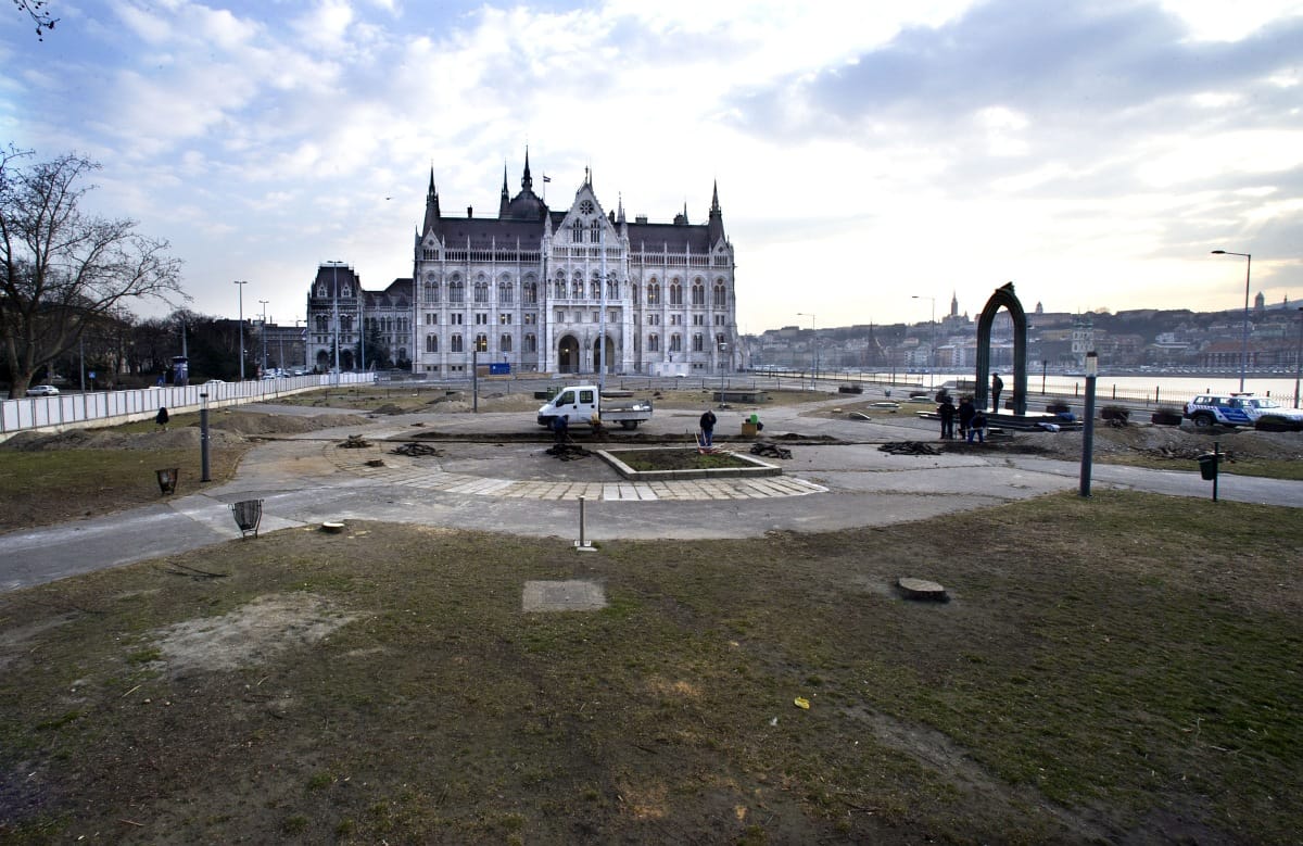 Kossuth téri fák: jogtalan volt a kivágás