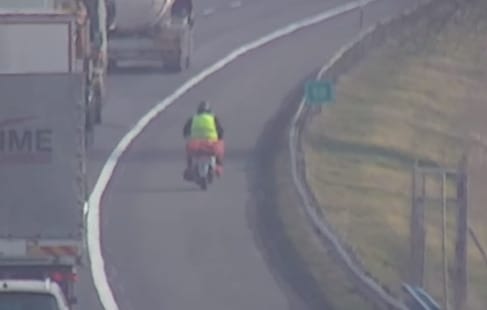 Egy vállalkozószellemű robogós 50 kiló krumplit szállított az M1-esen