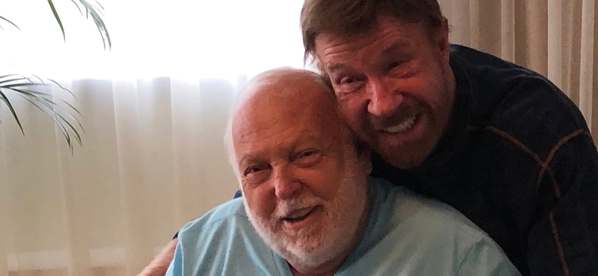 Chuck Norris itt épp egy fojtófogást próbál meg bemutatni Andy Vajnán?