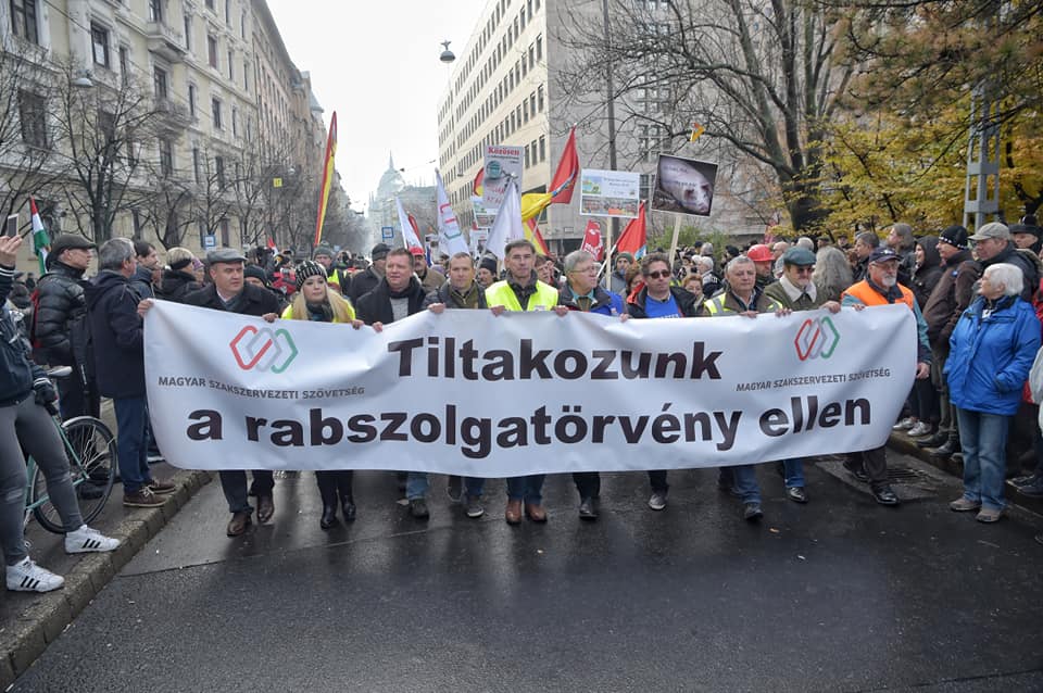 Még a fideszesek kétharmada is elítéli a „rabszolgatörvényt”