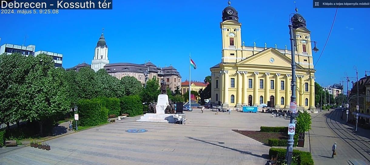 Áthúzott nadrágszíjas plakátokkal várják Magyar Pétert a debreceni tüntetés helyszínén