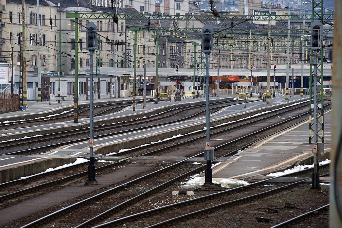 Egy vonat megdöntött egy oszlopot, alig fogad vonatot a Déli pályaudvar
