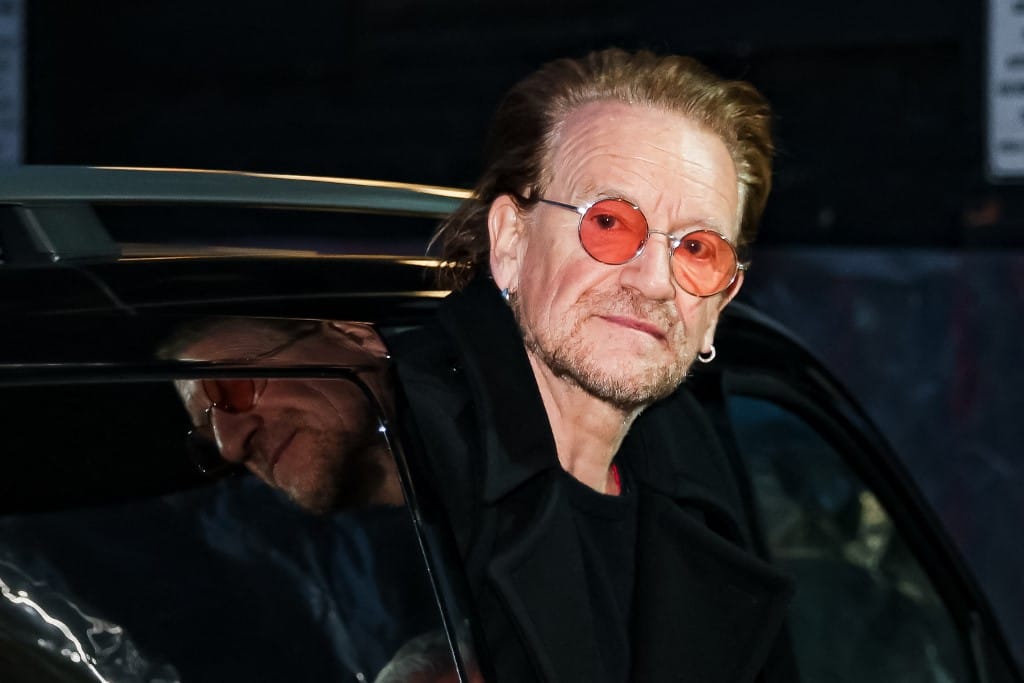 40 dalon keresztül meséli el életét a U2 énekese