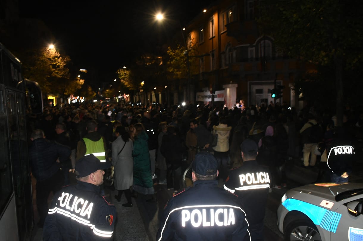 Könnygázzal és vízágyúval oszlatták a kormányellenes tüntetőket Tiranában