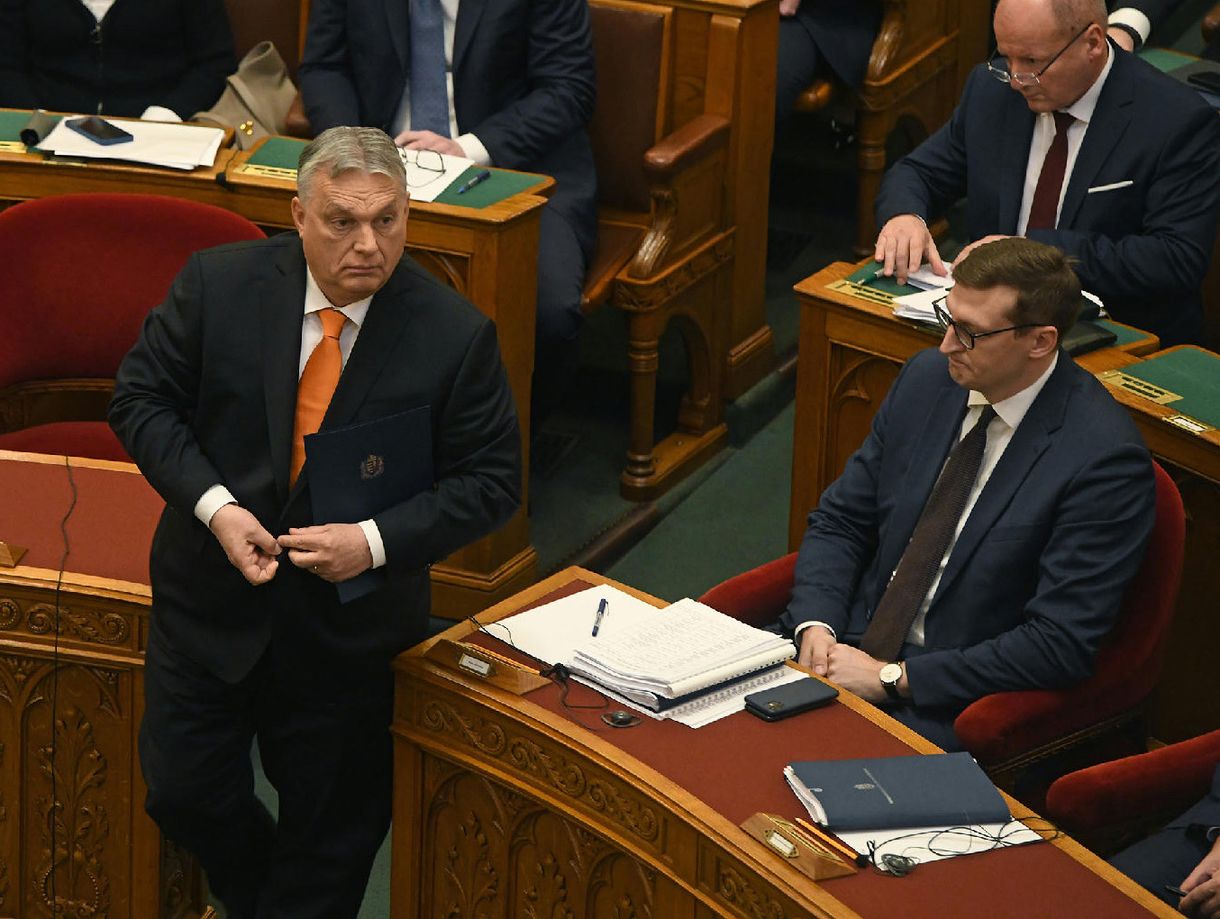 Orbán a Schadl–Völner-ügyről: „Nem égett ránk”, a kar volt elnöke „bíróság előtt áll, a vádak szerint érintett államtitkárral együtt”