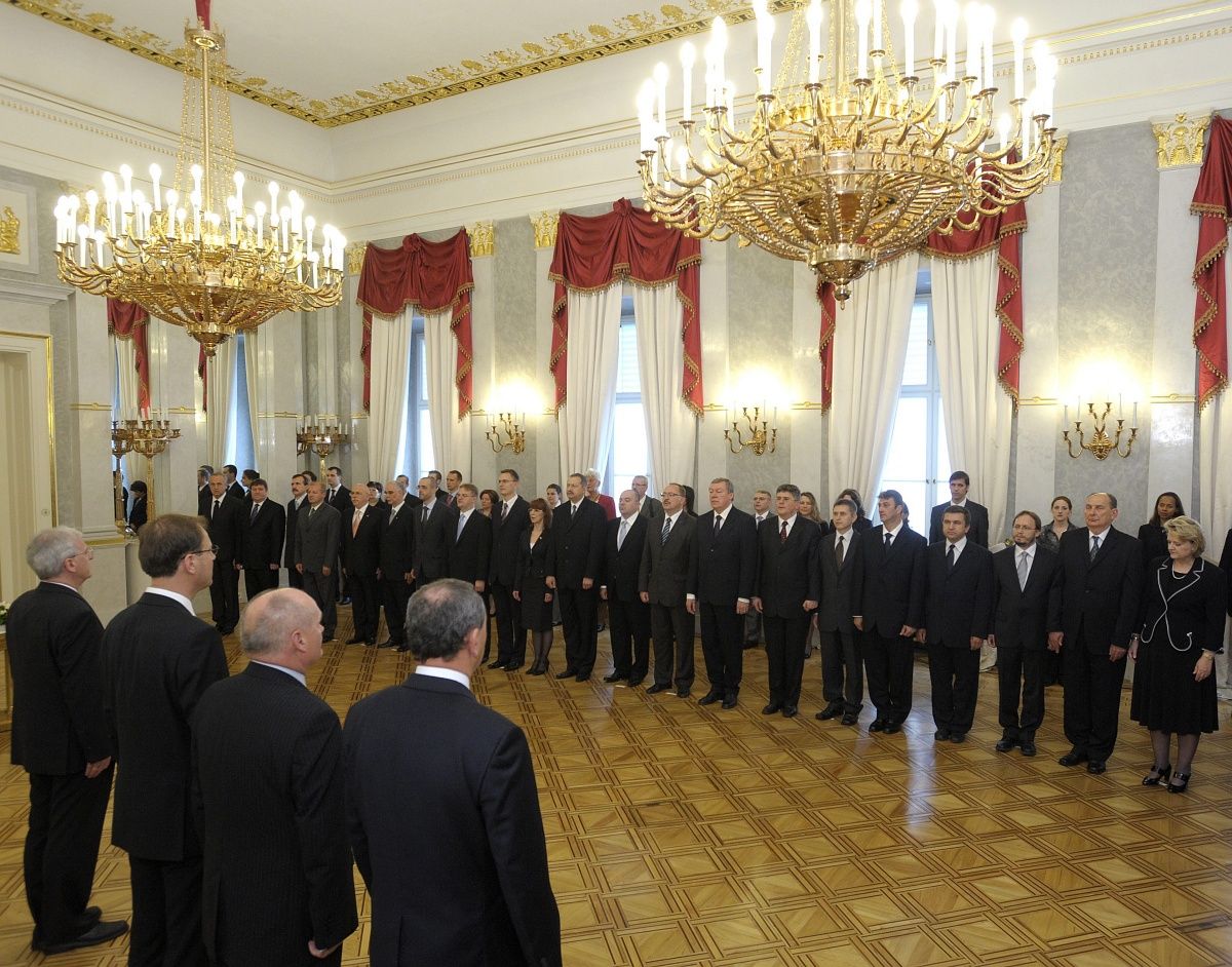 Államtitkárokat cserél le Orbán