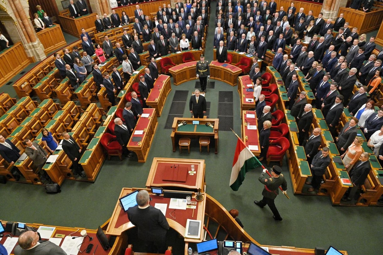 Elfogadták az Alaptörvény tizedik módosítását, szomszédos országban dúló háború miatt is elrendelhet a kormány veszélyhelyzetet