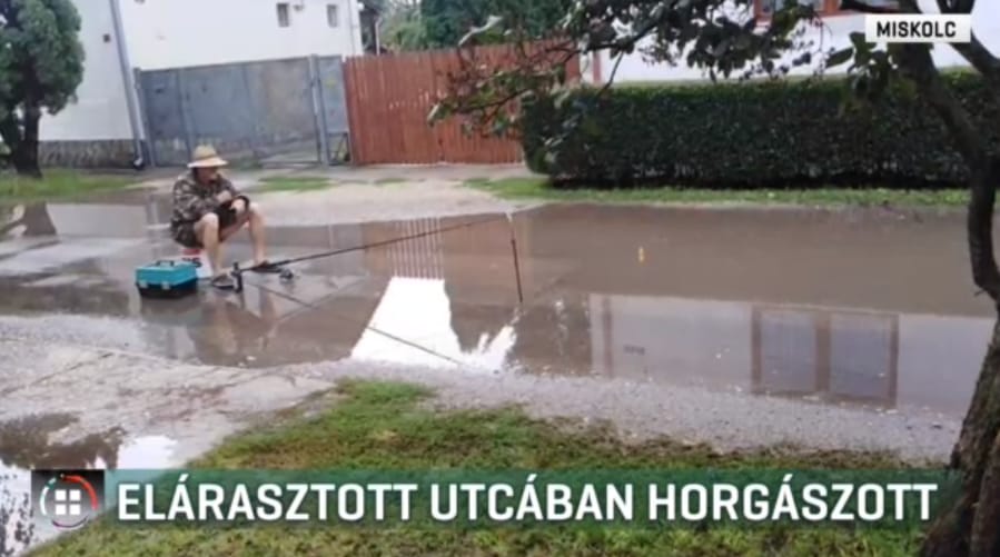Ha esik az eső, valóságos tóvá változik egy miskolci utca