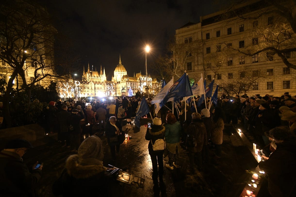 Gyertyákat gyújtottak a demonstrálók a Nagy Imre-szobor hűlt helyén a Kossuth téren