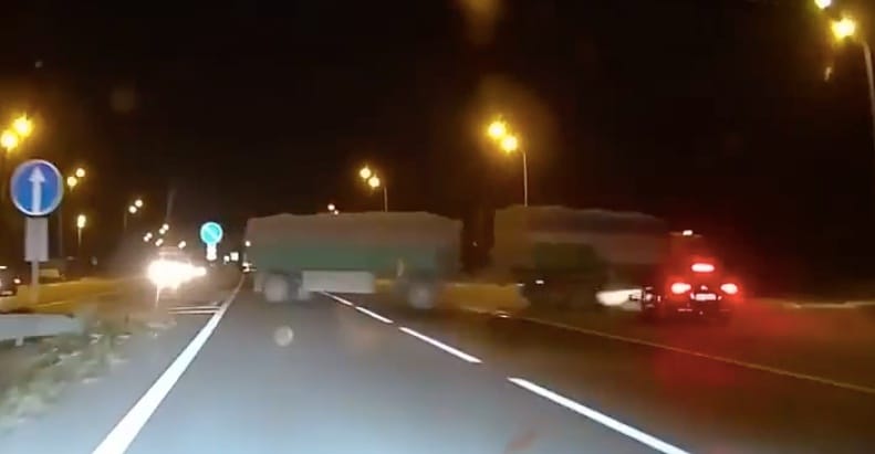 200+ km/h-val csapódott az autó az előtte átguruló teherautóba – videó
