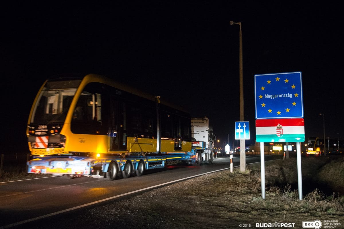 Már Magyarországon van az első új pesti villamos – fotók