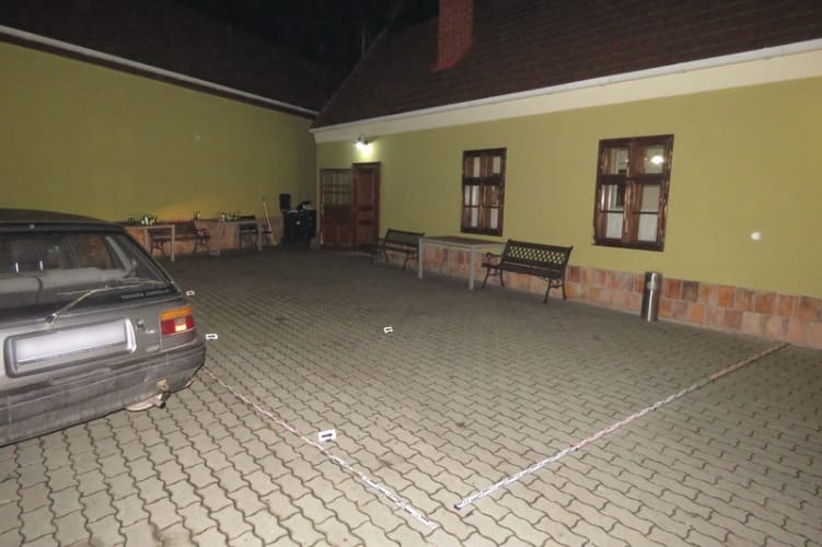 Azt mondta a mentőknek, hogy hanyatt esett, de kiderült, hogy hátba szúrták