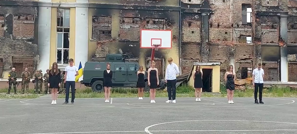 Rommá lőtt iskolájuk udvarán tartottak szalagavató ünnepséget Harkivban