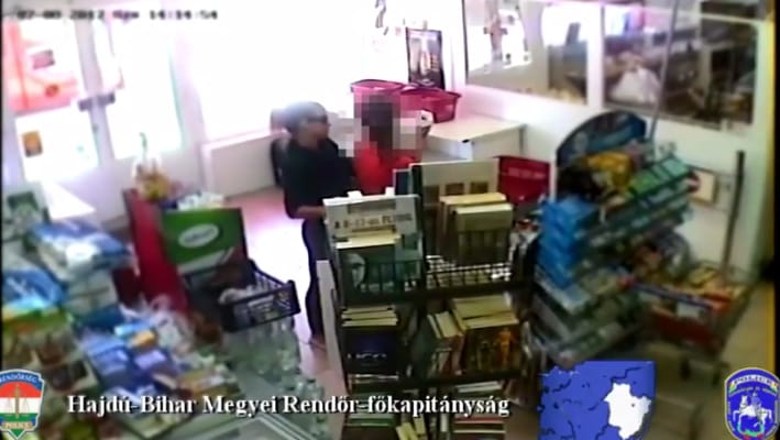 Videó: így próbált meg kirabolni egy nő egy boltot Debrecenben