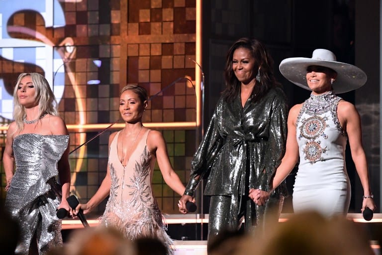 A legnagyobb popdívák mellett csillogott Michelle Obama a Grammy-gálán – állva tapsolták